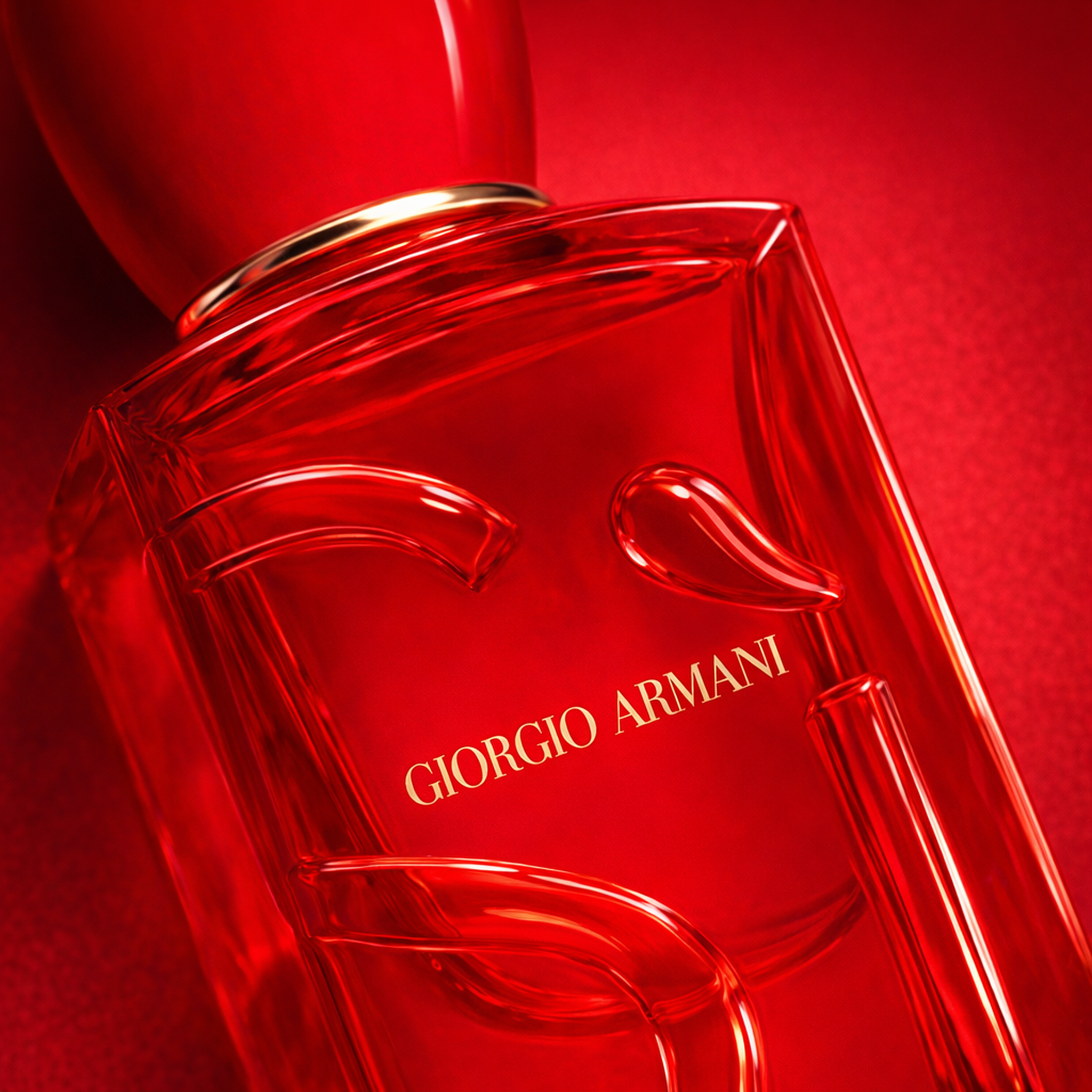 Giorgio Armani Si Passione Red Musk EDP For Women macro label detail gallery showcase