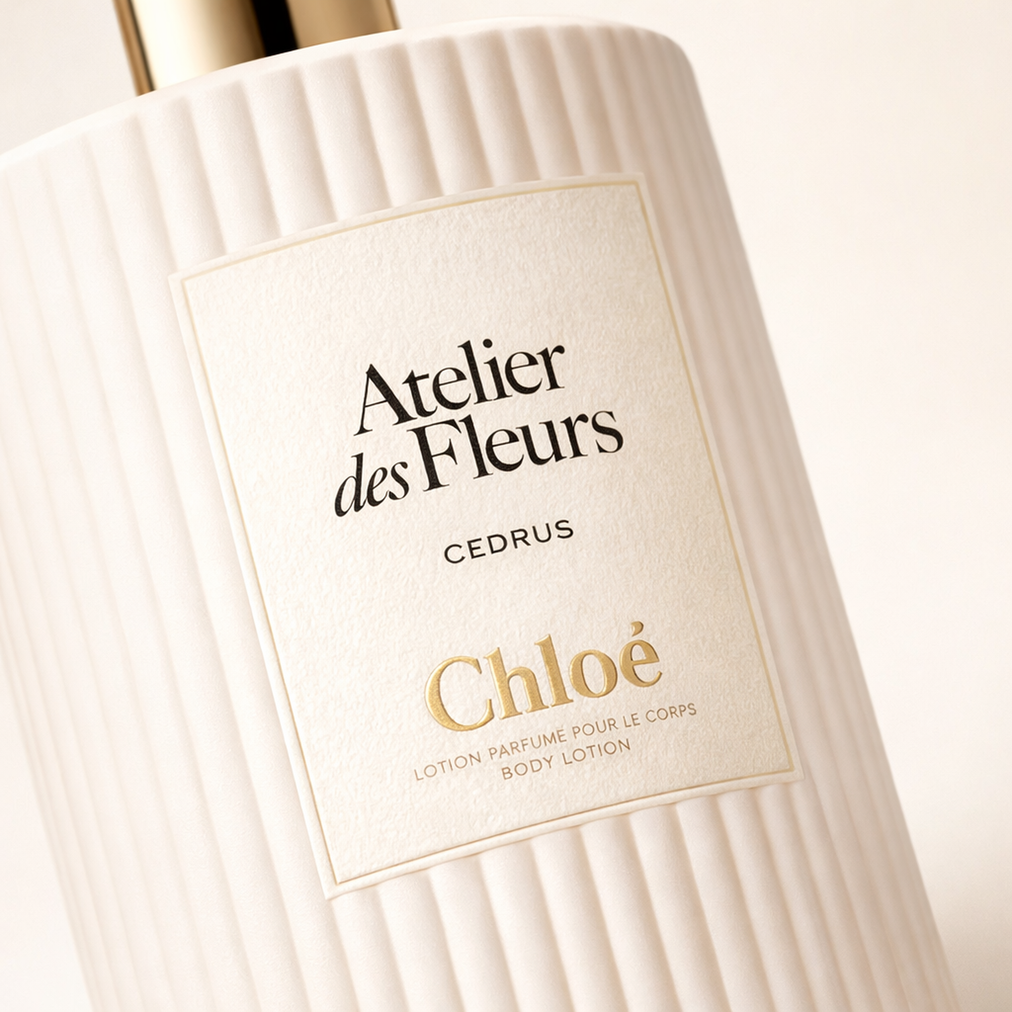Chloe Atelier Des Fleurs Cedrus Body Lotion macro label detail gallery showcase